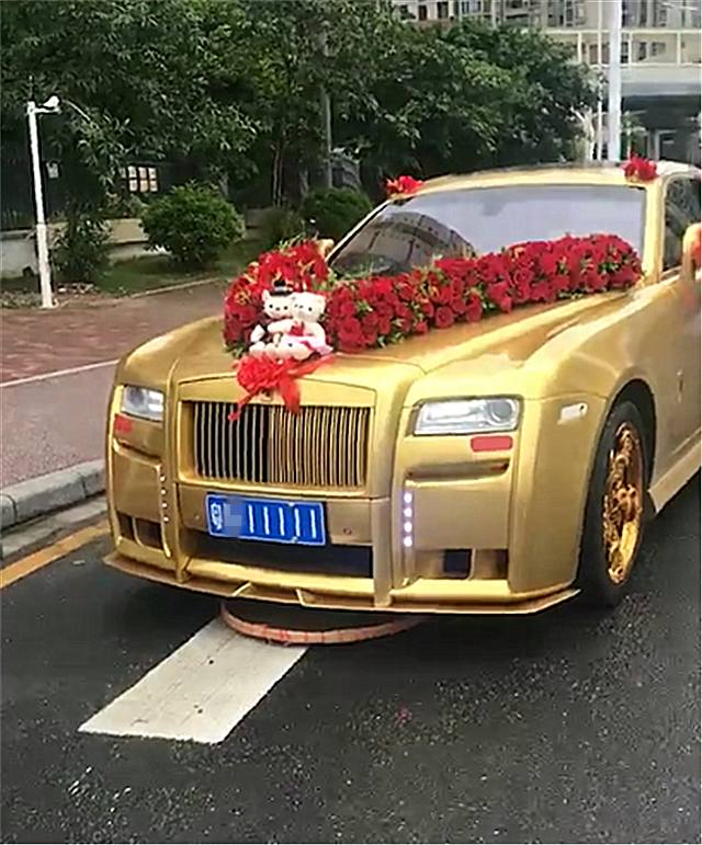广东偶遇一辆劳斯莱斯,车牌11111,车漆土豪金,轮毂纹着"龙"