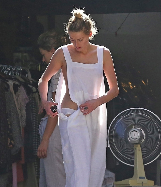 德普前妻真空上街大胆露半球裙子开叉到内裤都露出来了