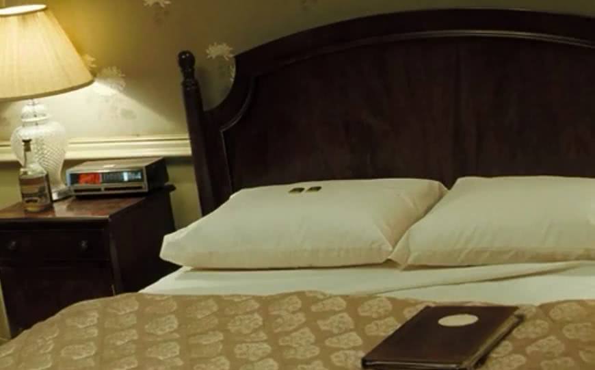 在一次机缘巧合下他了解到了海豚酒店的1408房间有问题,在酒店开业的