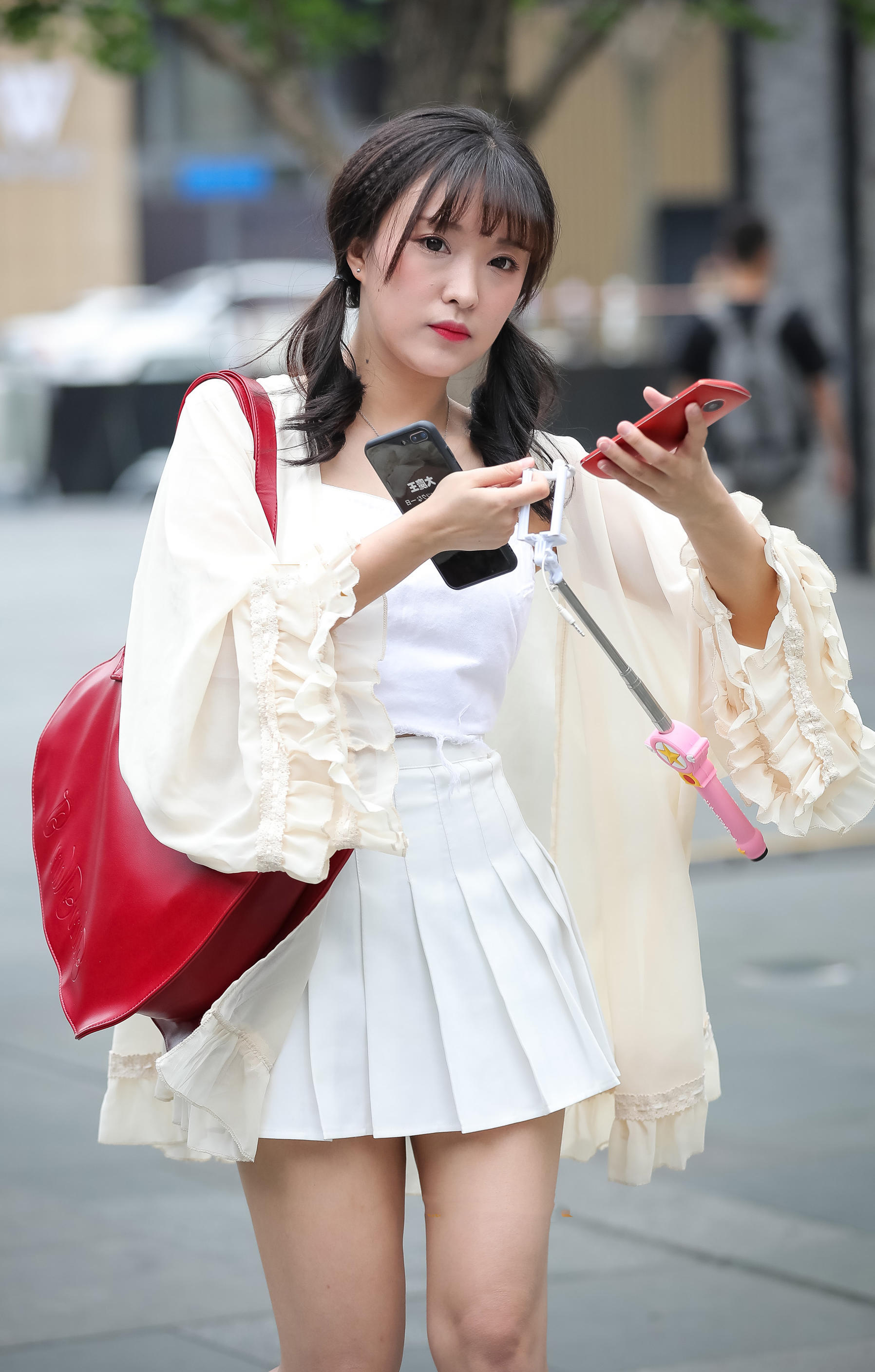 时尚小姐姐百褶短裙大秀美腿,可爱的双马尾垂在肩膀上,清纯妩媚