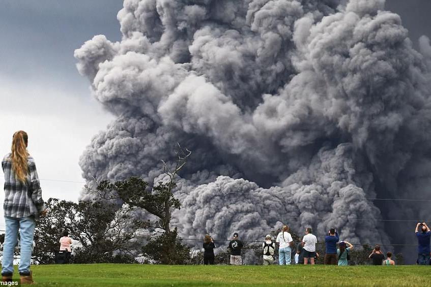美国夏威夷火山发生爆发性喷发,火山灰落下如暴雨
