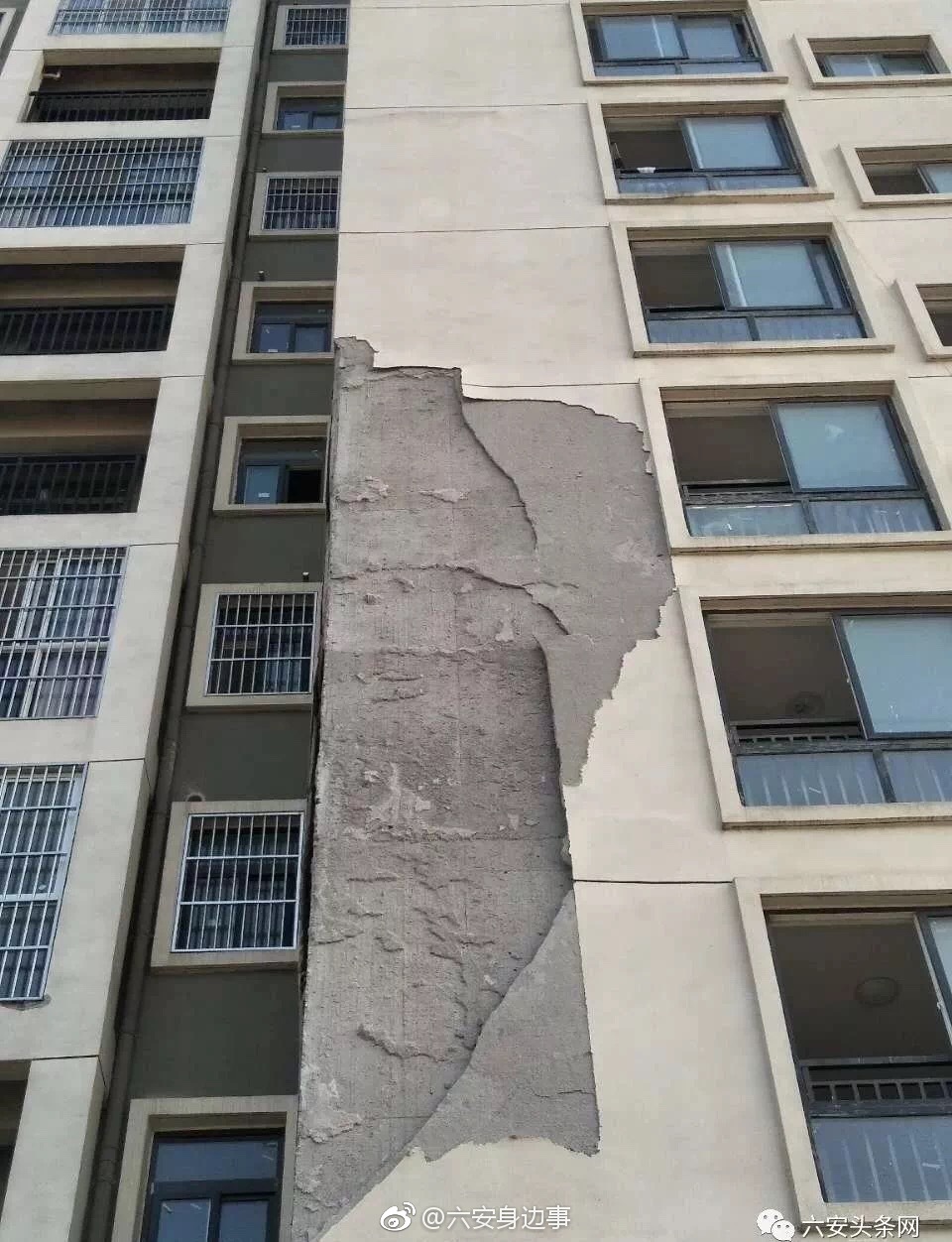 六安一小区的楼外墙瓷砖大面积脱落,导致住户屋内进水,走在小区内更无