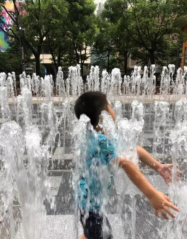 安吉小鱼儿水中嬉戏超凉快,网友:看着很危险