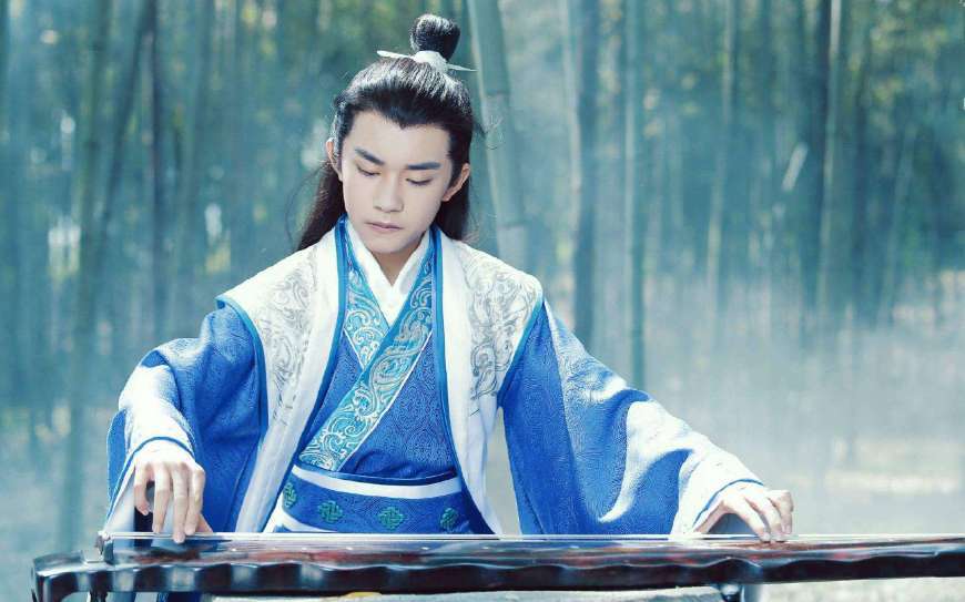 易烊千玺就是整容式长开了,他的影视剧比比都是经典,从小屈原到五四