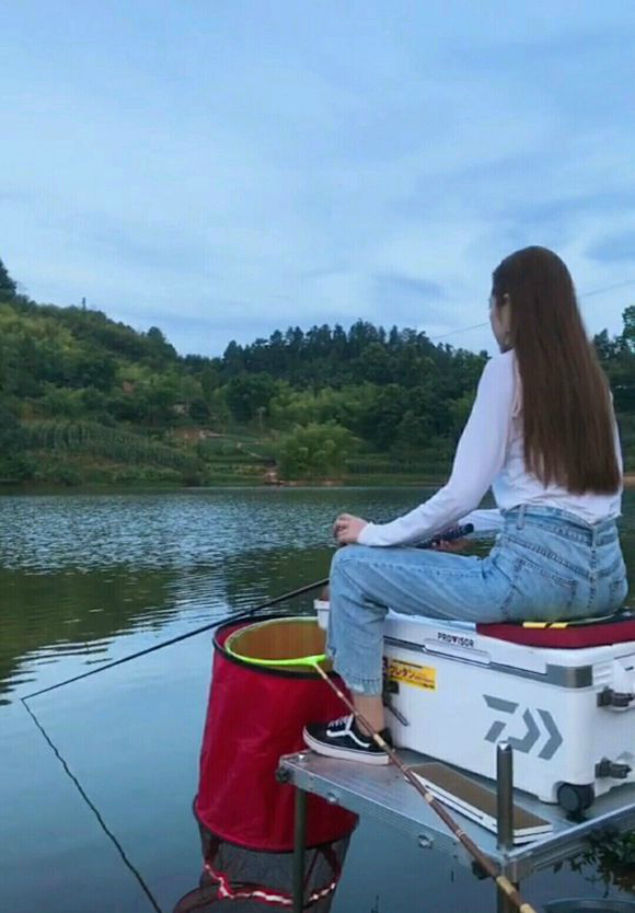 相约小姐姐野外作钓颜值这么高的女钓友也是不多见