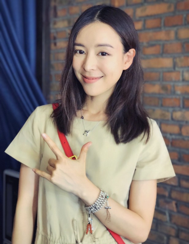 她为演戏不择手段,传言插足多对恋情,却从影后演成网剧配角!