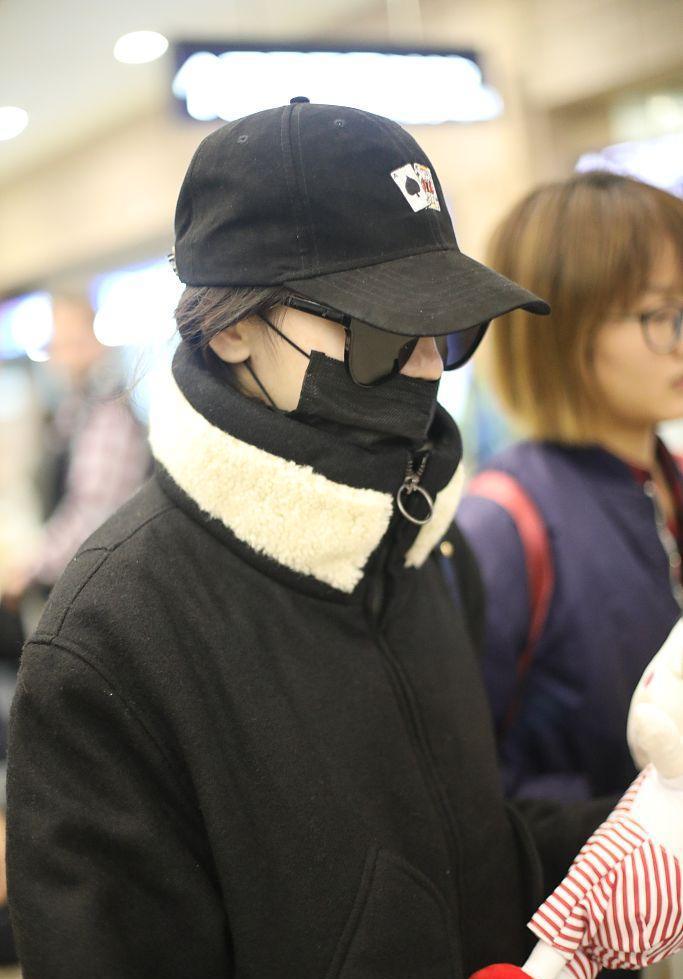 棒球帽 墨镜 口罩,依旧遮挡不住那甜美青春的气质.