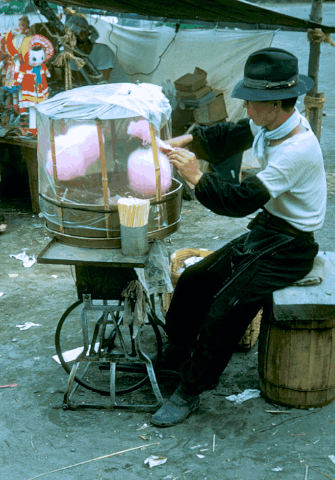 1950年的日本老照片, 街头粪桶随处可见, 干净非一天形成