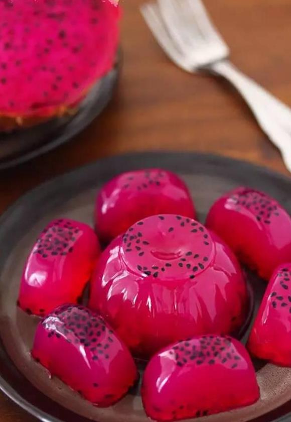 起到抑制炎症,抗过敏的作用,所以可以将火龙果的红色果皮切成条加上糖