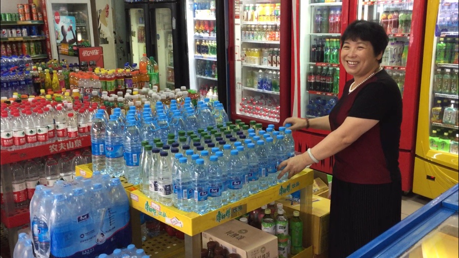 盛夏高温迎来好生意 小卖部一天卖出300多瓶康师傅饮用水