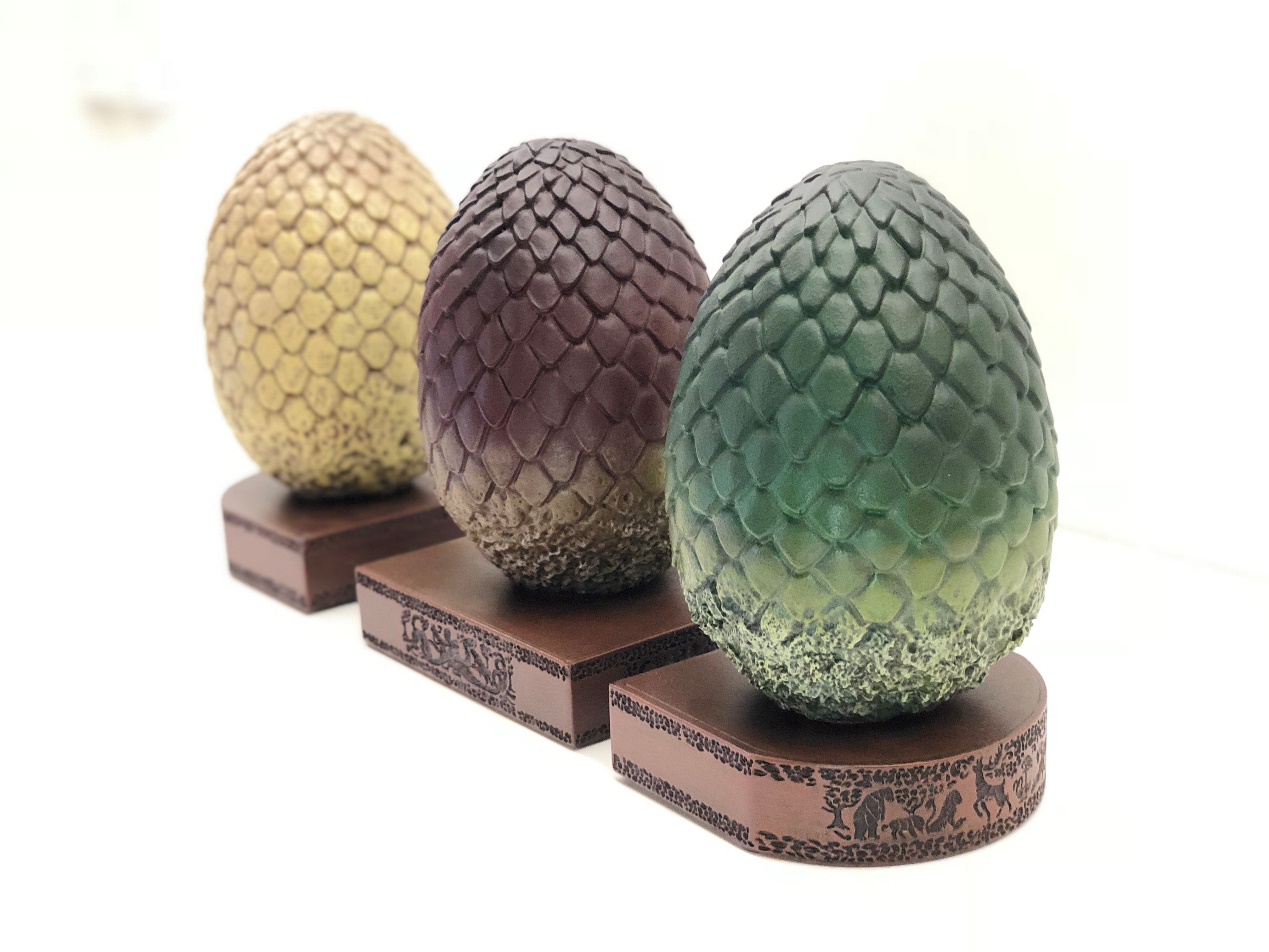 王思聪逛chinajoy游族展台喜提权力的游戏龙蛋周边