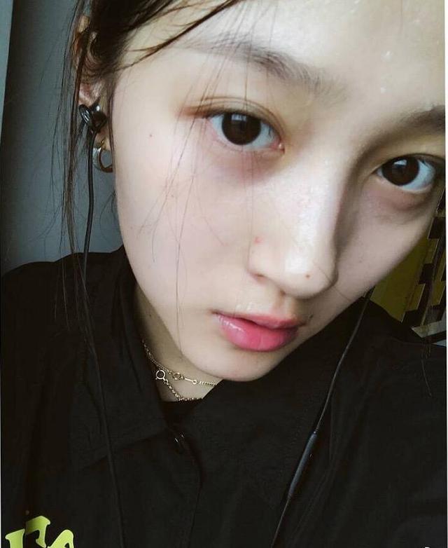 周扬青素颜很美?那是你没见过49岁许晴卸妆,关晓彤唐嫣皮肤好!