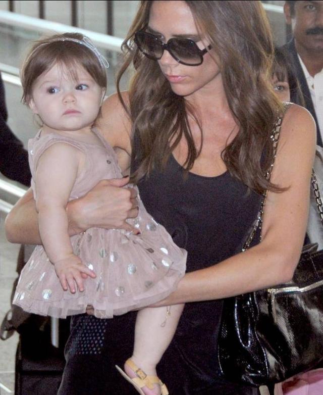 小七在小贝怀中惊艳世界,但在贝嫂怀中却让我们看到不一样的小七