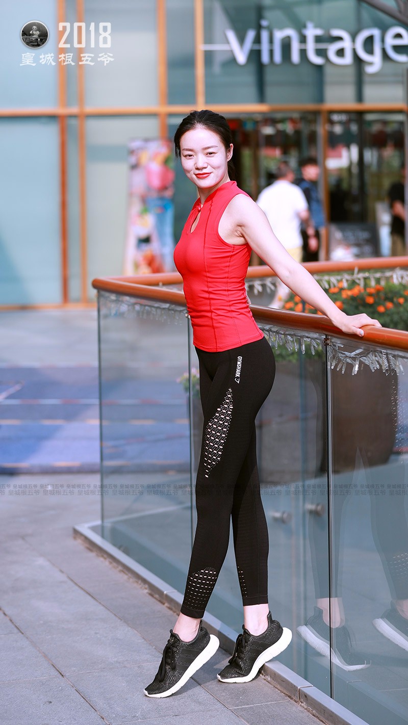 街拍:炎热的夏天运动装成为了美女夏日装扮的新宠