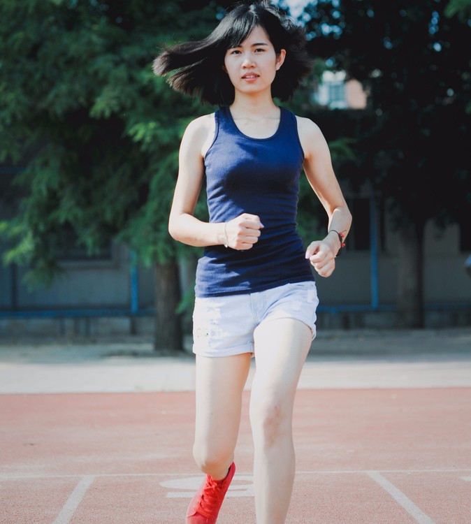 美女美图清晨操场上的短发清纯女孩