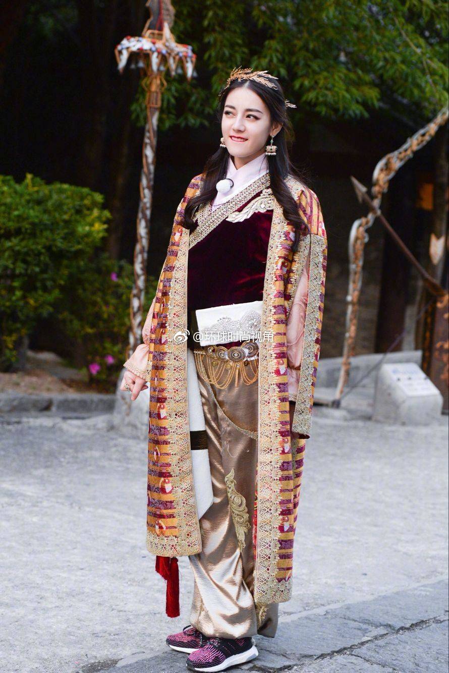 迪丽热巴身穿民族风服饰,开场永远都是那么霸气! |迪丽热巴|民族风|开场_新浪新闻