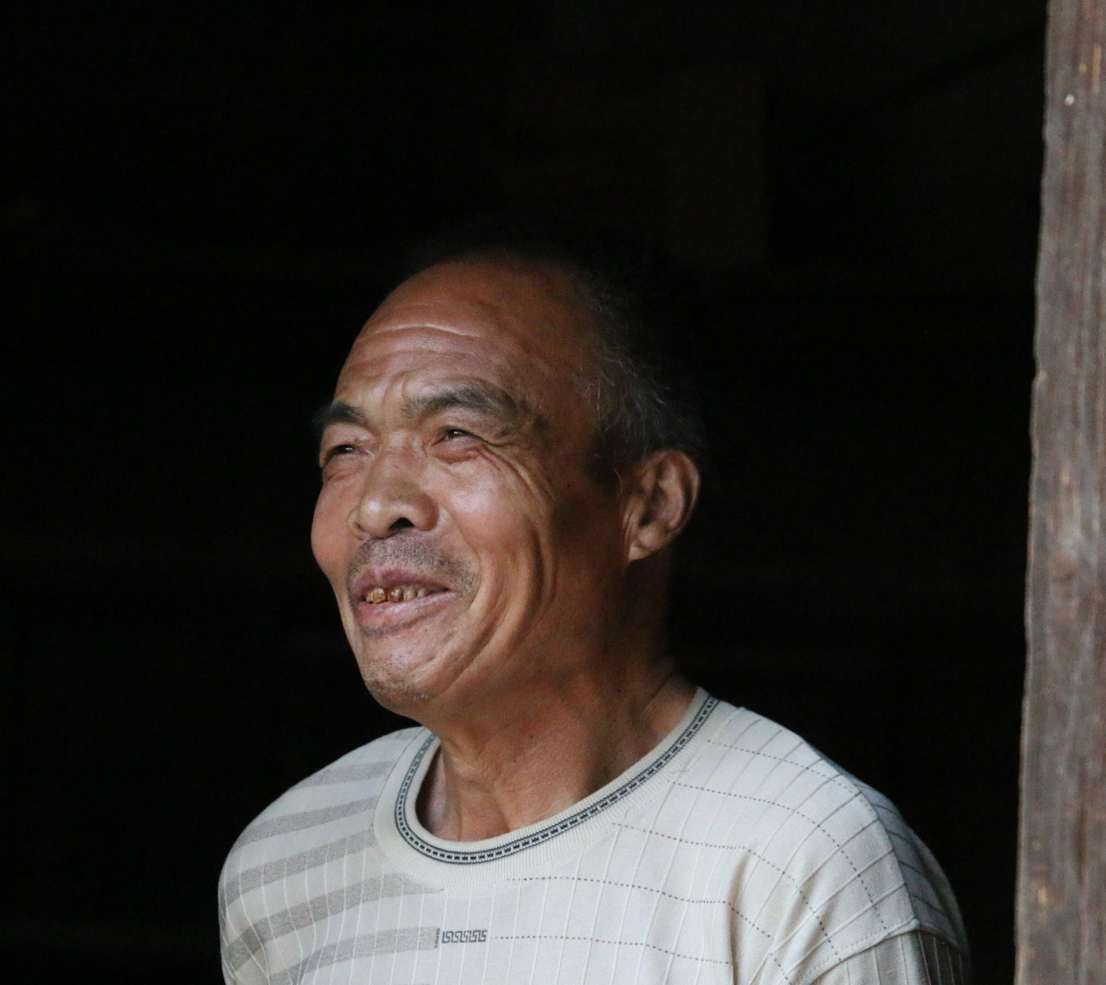 农村男子因说错一句话把"女友"拱手相让,单身56年骂自己太笨了