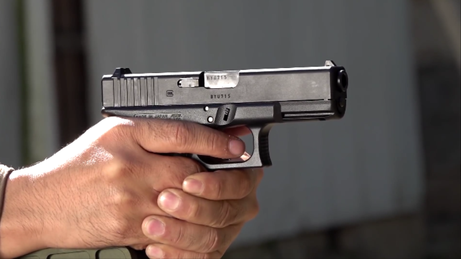 日本玩具版格洛克19手枪,户外射击40米目标 bb弹都发飘了