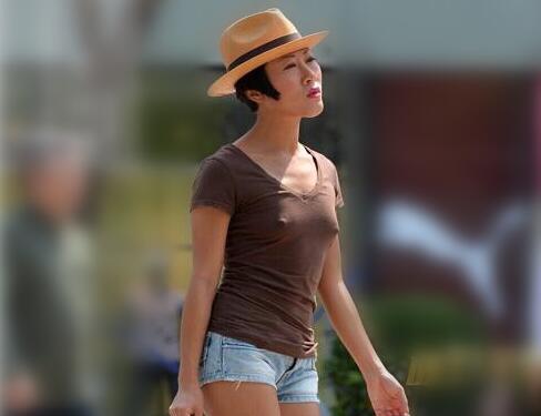 美女为图凉快真空上阵, 路人也不省油, 盯着豆豆看