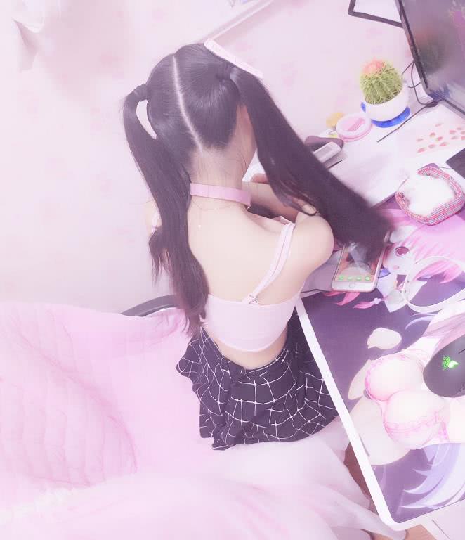 赛高酱深夜直播却被求礼物方式抢镜网友女神