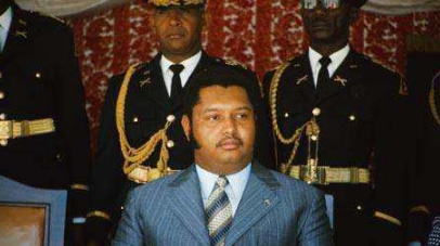 他19岁出任总统执政15年侵吞国家90的财富下台后被妻子坑惨