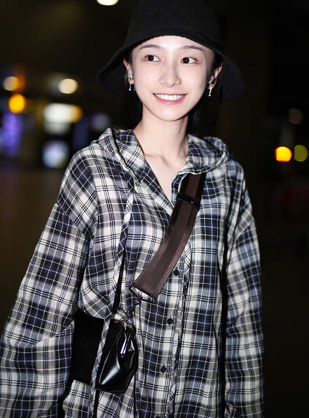 姜梓新现身清新文艺,素颜下这颜值太耐抗了吧,这双腿真的绝了!