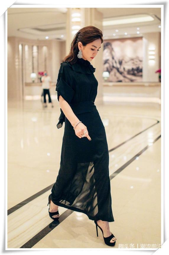 ella逆风翻盘,衬衫搭百褶裙美炸了,但看到她脚丫我心疼不已