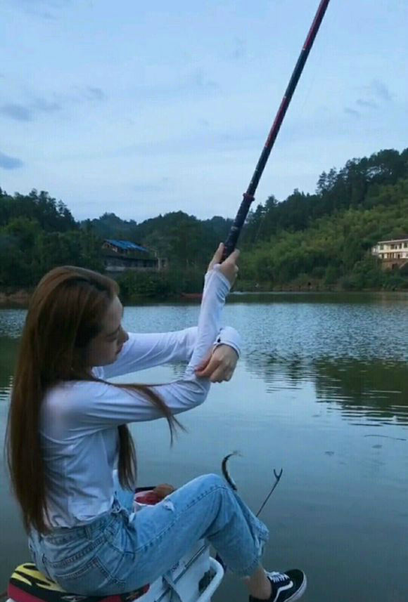 相约小姐姐野外作钓颜值这么高的女钓友也是不多见