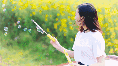 点踩着旋律 将透明泡泡吹向天际