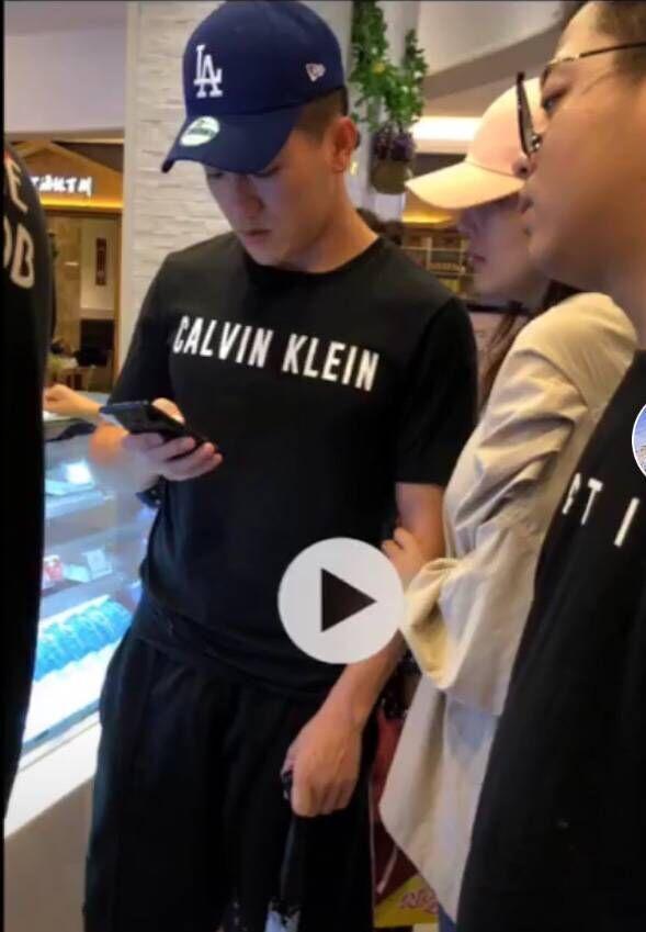 何捷带张馨予和丈母娘看电影张馨予挽着何捷胳膊婚后生活超甜