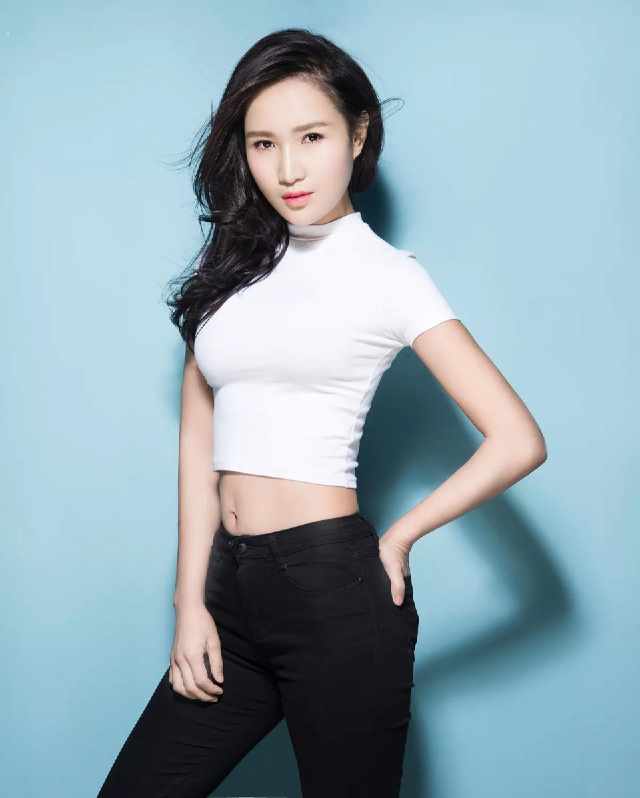 她是《利刃出击》里面的观察手林彤,没想到现实中如此火辣!