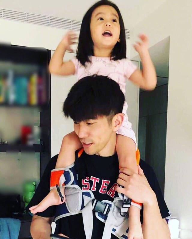 咘咘波妞坐修杰楷肩头,一个淡定一个兴奋,表情好萌!