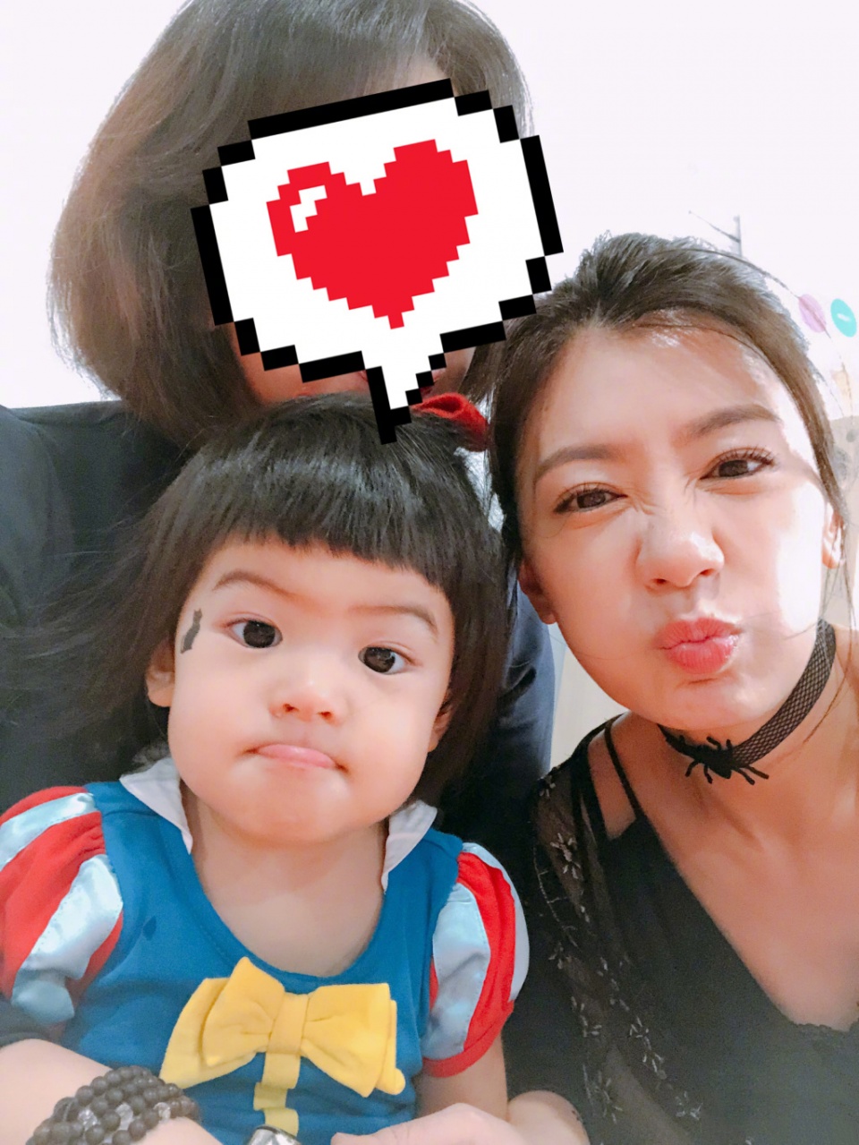 贾静雯周末带咘咘波妞玩,咘咘花裙波妞小粉裙,姐妹俩大眼睛超萌