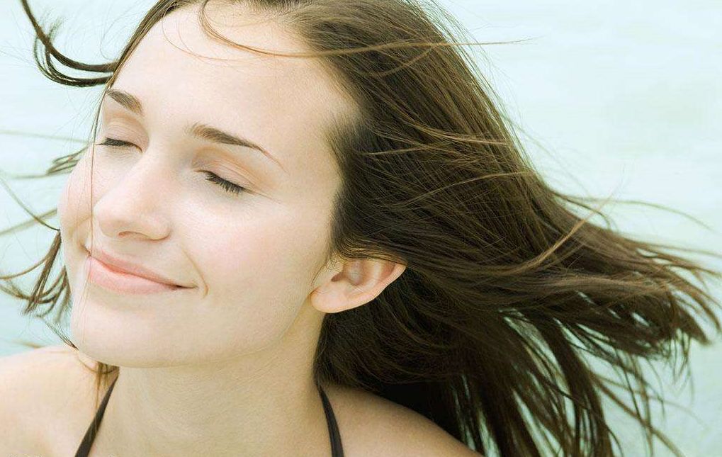 心理测试:你喜欢哪个风中散发的美女,测你对爱情有多敏锐