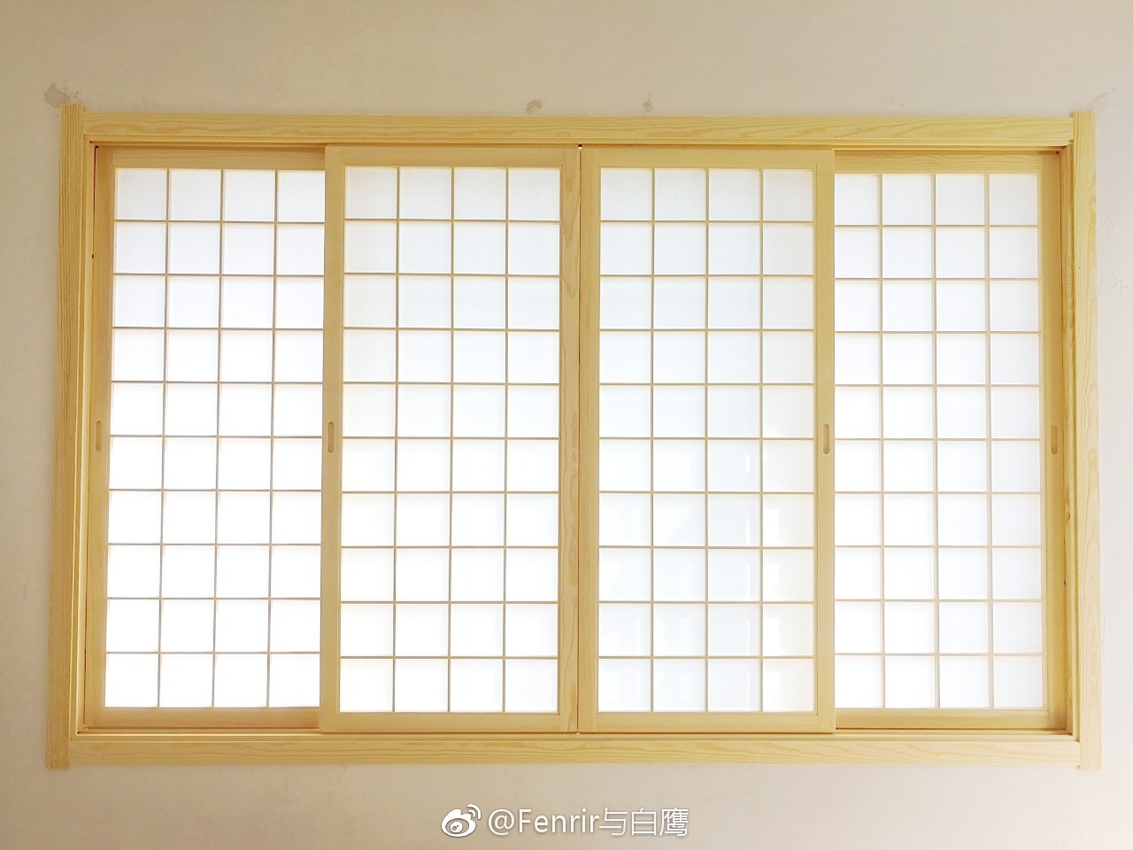 今天工作室要装那么多空调,订做的整间日式和室组装中,移窗已装好