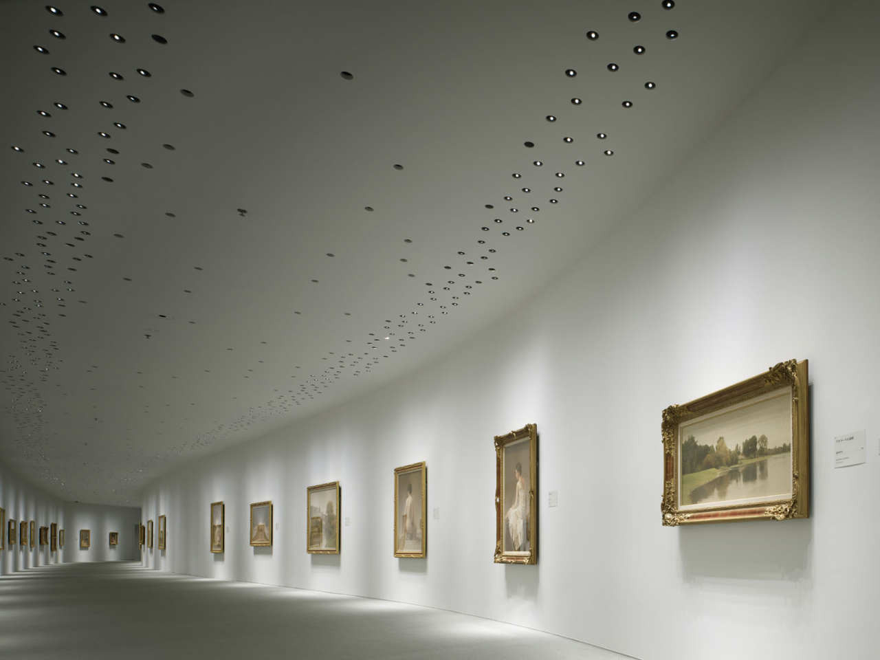 hoki美术馆超现实弧形悬挑延展画廊空间丨日建设计