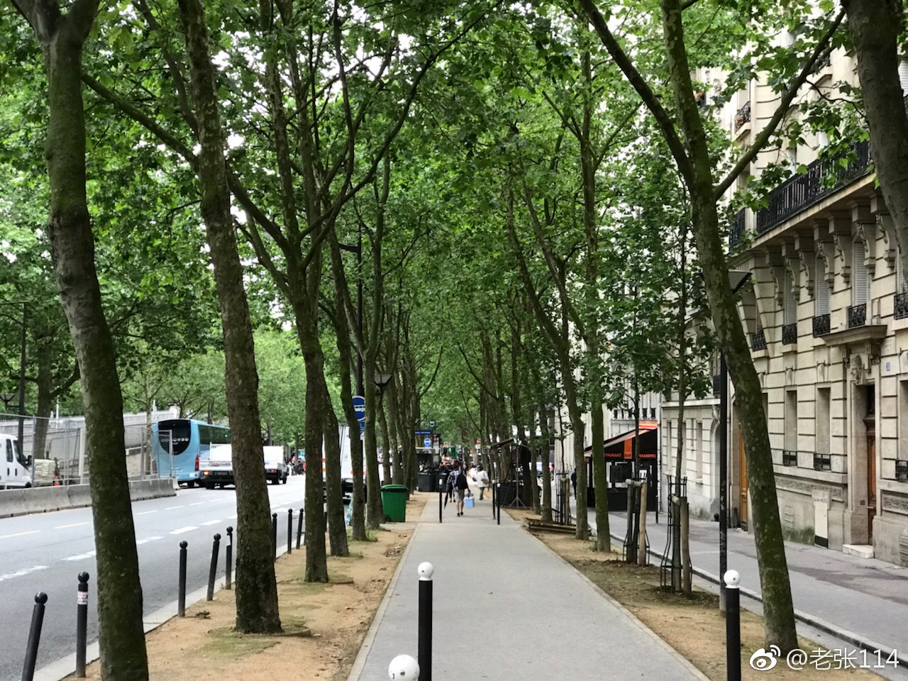 现在是法国当地时间早上7:54。漫步在巴黎林荫