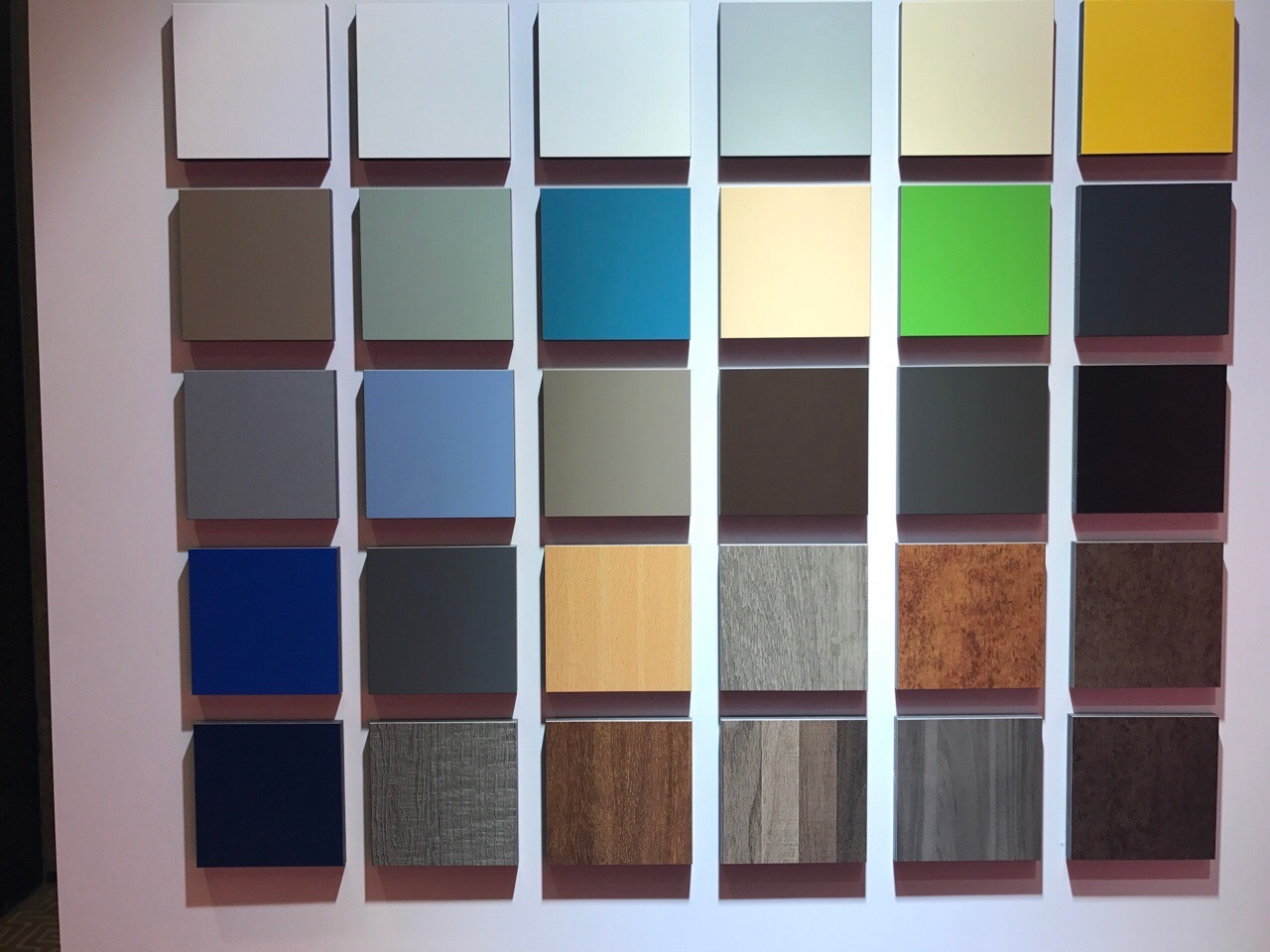 现在的人造板材可以模仿各种材质的饰面