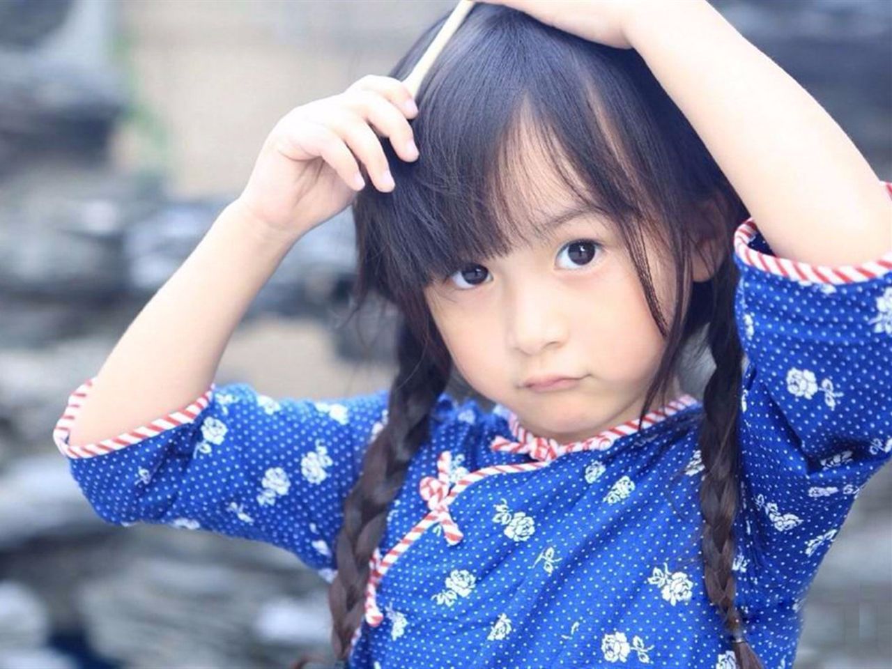 她是最会卖萌的小美女,5岁出道萌翻网友,与大咖飙戏从不怯场!