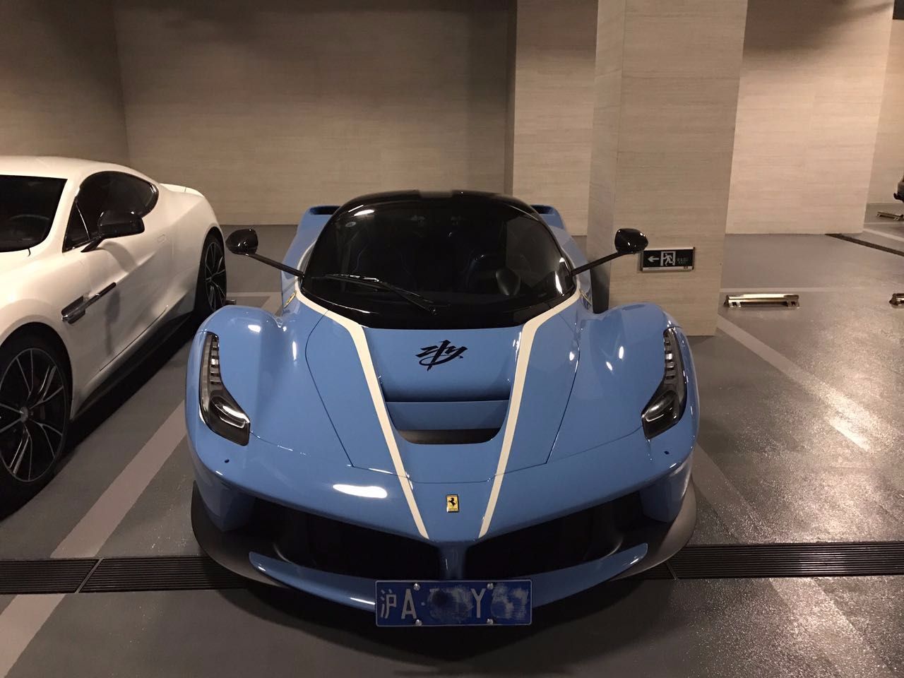 上海第1豪车库,张翰的拉法就停这,柱子和墙壁都贴瓷砖