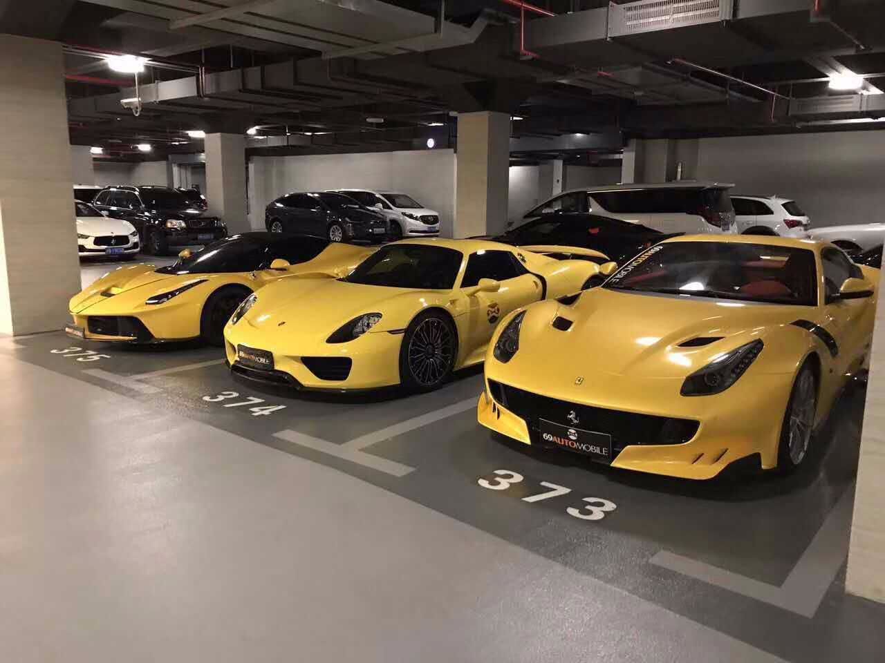 上海第1豪车库,张翰的拉法就停这,柱子和墙壁都贴瓷砖