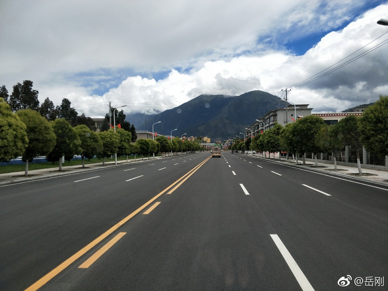 林芝市八一镇街景.