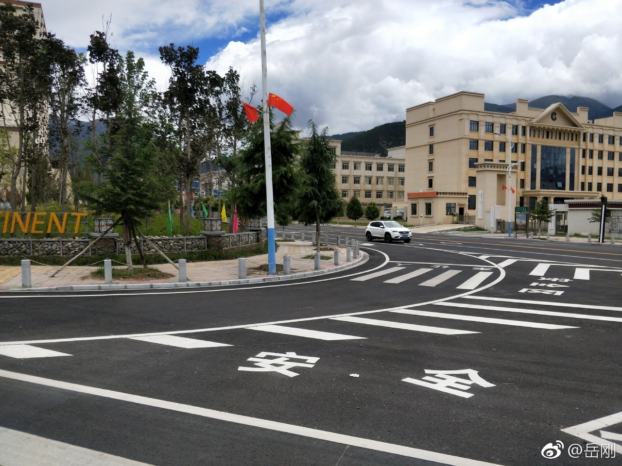 林芝市八一镇街景.