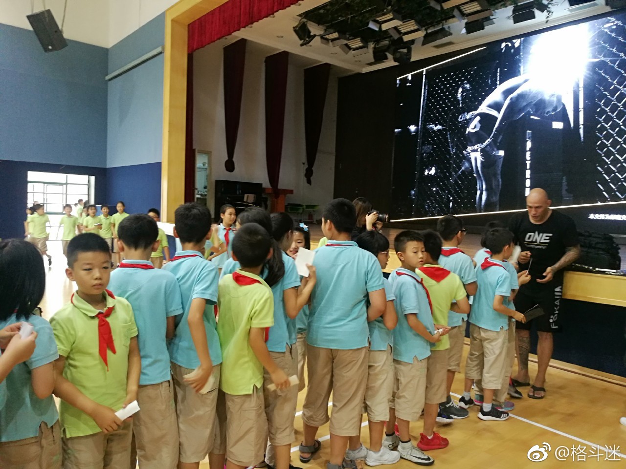 one冠军赛重量级冠军布兰登61维拉在上海平和双语小学出席活动