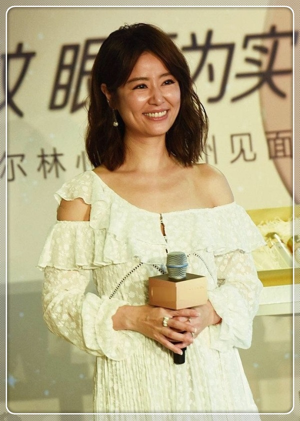 林心如厉害了!不化妆身穿一字肩亮相,网友称:"黄脸婆来了"