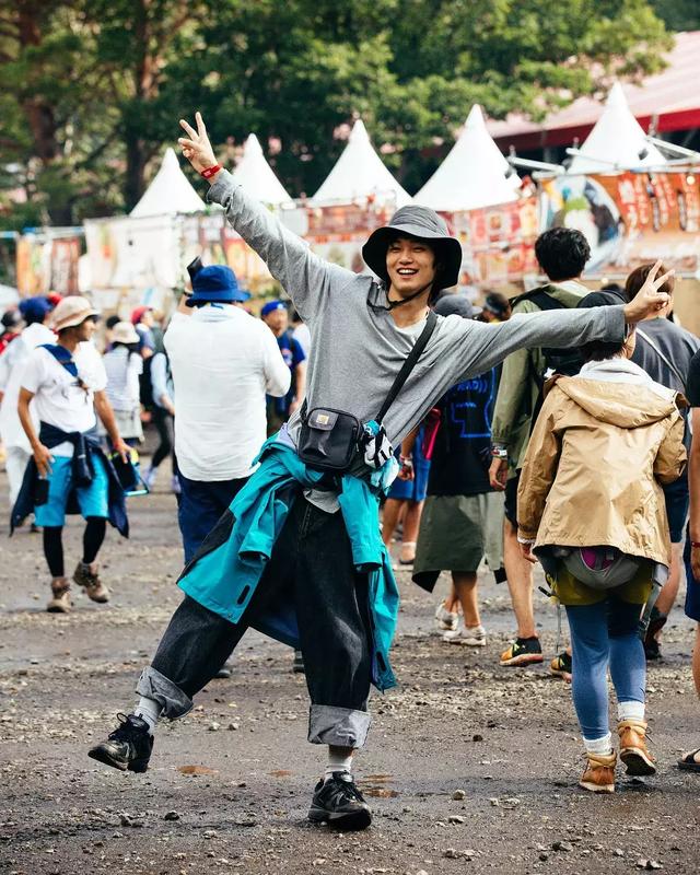 最酷的年轻人都喜欢这样的户外穿搭,一起感受outdoor的魅力!|夹克|GO OUT|凉鞋_新浪新闻