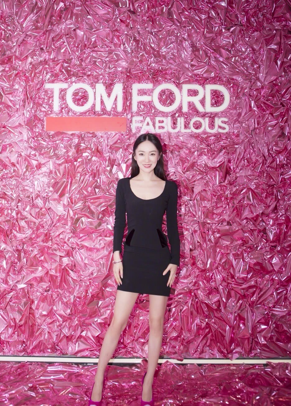 霍思燕超短裙大秀身材,下半身镂空设计,实在是太前卫了