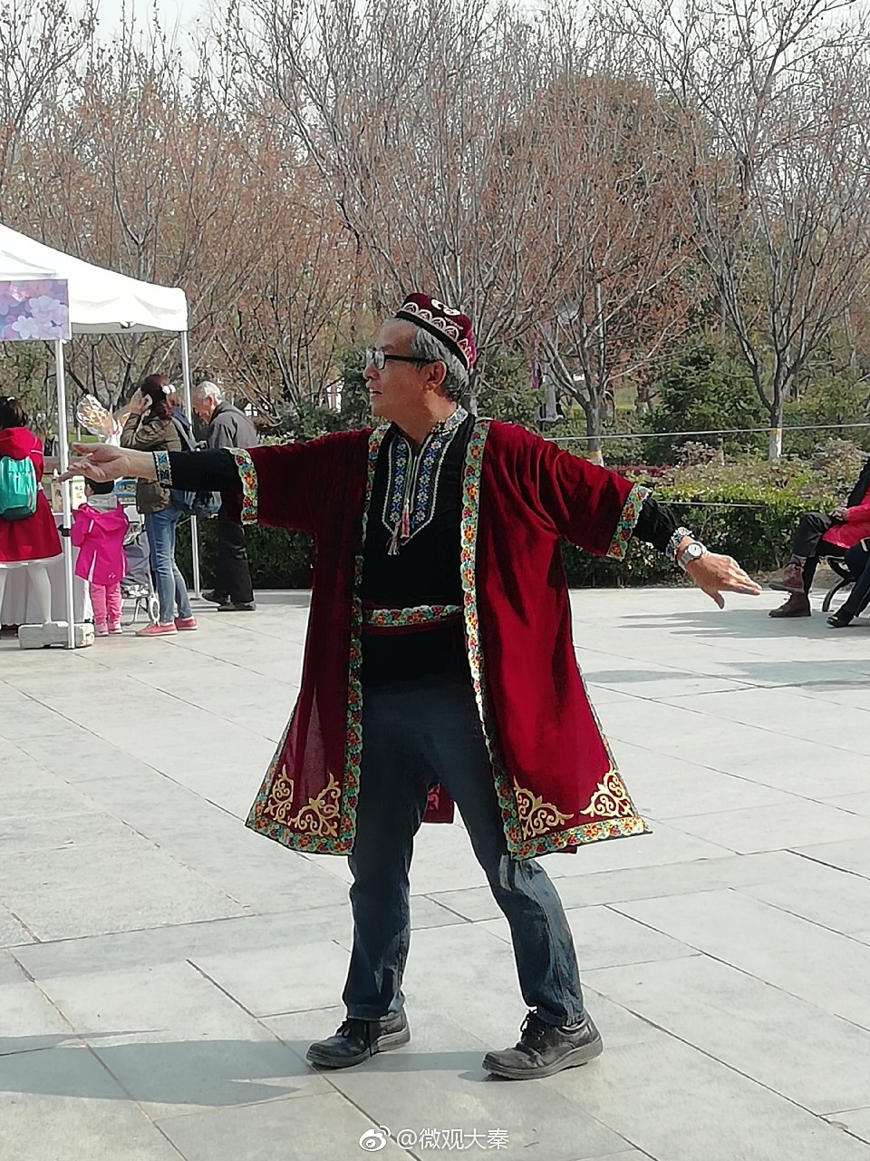 新疆舞男士手位动作图片