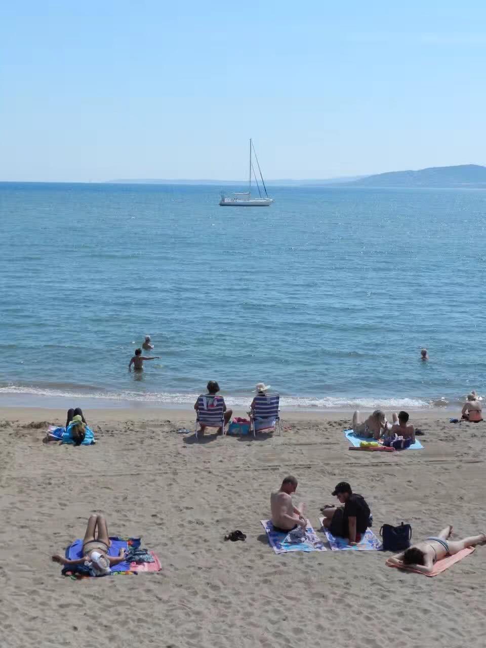 沿海居民相比内陆居民总是会更为热情开放一些,如果你在海滩上看到了