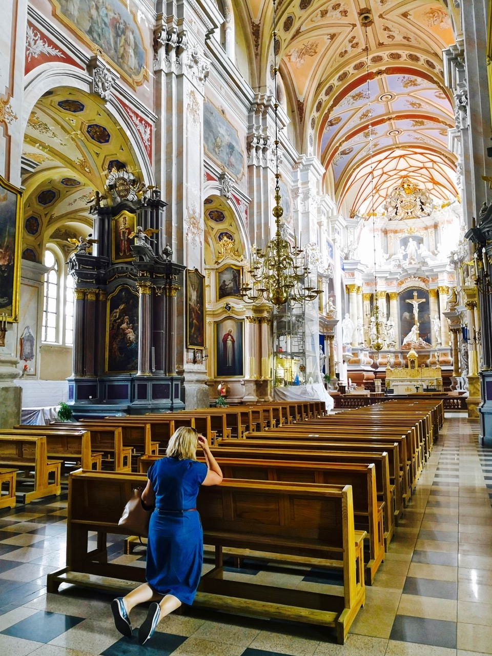 立陶宛美图欣赏:维尔纽斯教堂里的圣光_新浪看点